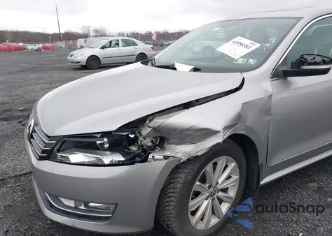 2013 Volkswagen Passat 2.5L Sel Premium z USA, uszkodzony, nr VIN 1VWCP7A37DC043049